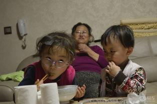 跟女儿吃瓜猜拳,与女儿共享“吃瓜猜拳”欢乐时光