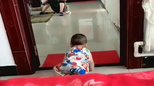 儿童看到姥姥吃瓜,温馨一幕，传承家的味道