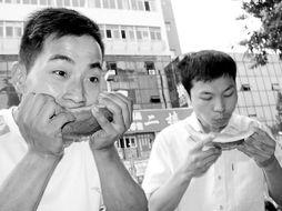 给我看看吃瓜比赛的视频,一场别开生面的吃瓜比赛精彩瞬间