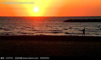 夕阳下吃瓜人,岁月静好的闲适时光