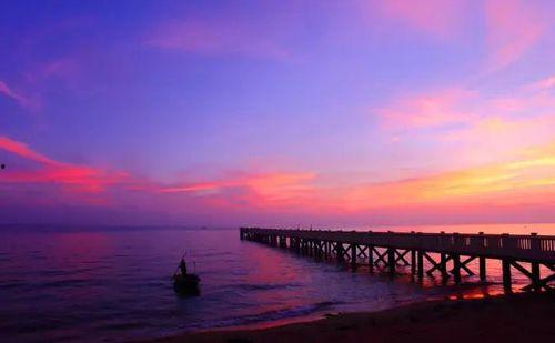 夕阳下吃瓜人,岁月静好的闲适时光