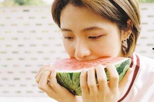 群众吃瓜人像摄影,群众吃瓜人像摄影瞬间